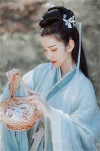 穿成炮灰女主后，引诱了疯批暴君精修版